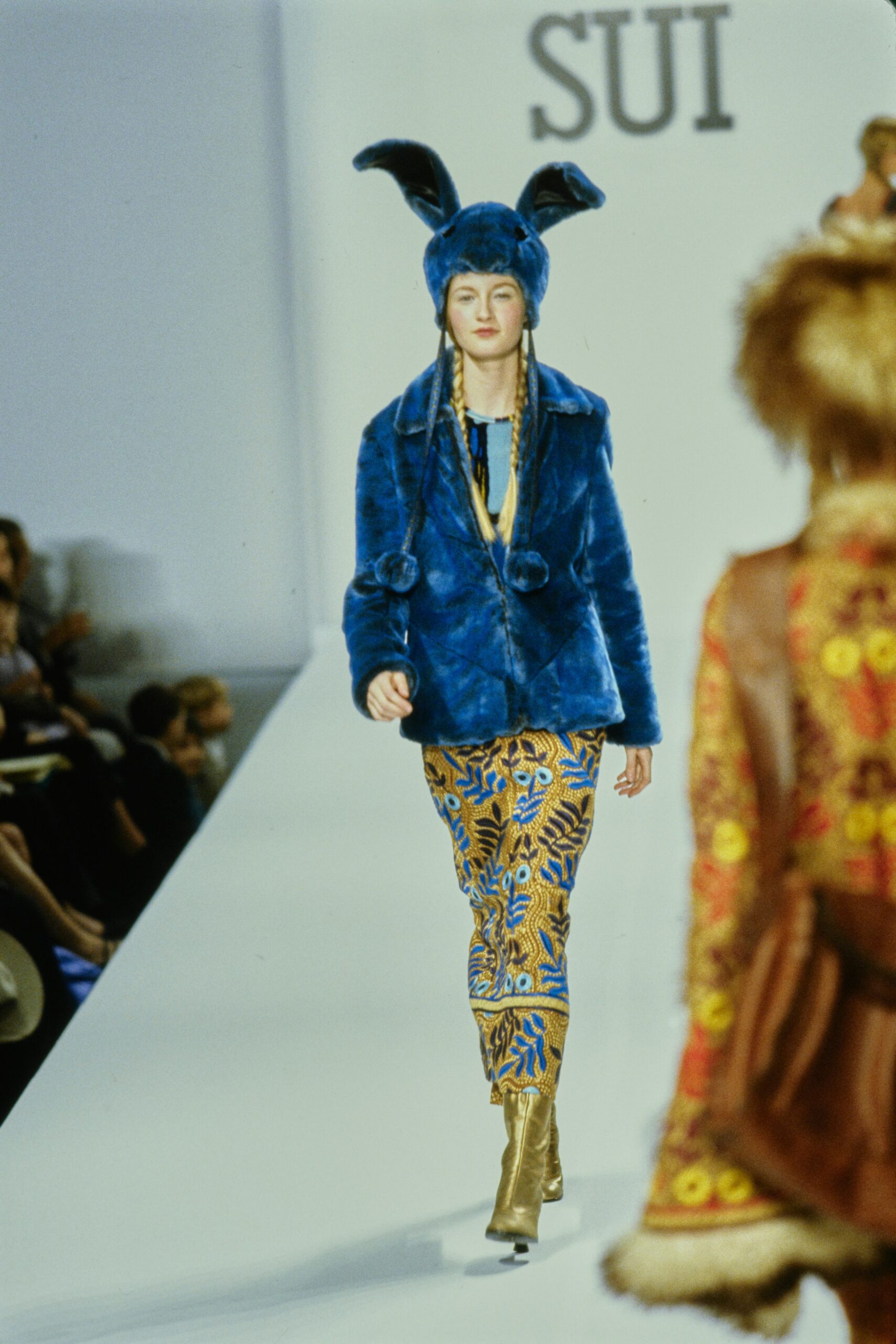 blue fur long-sleeve collared fitted buttoned jacket