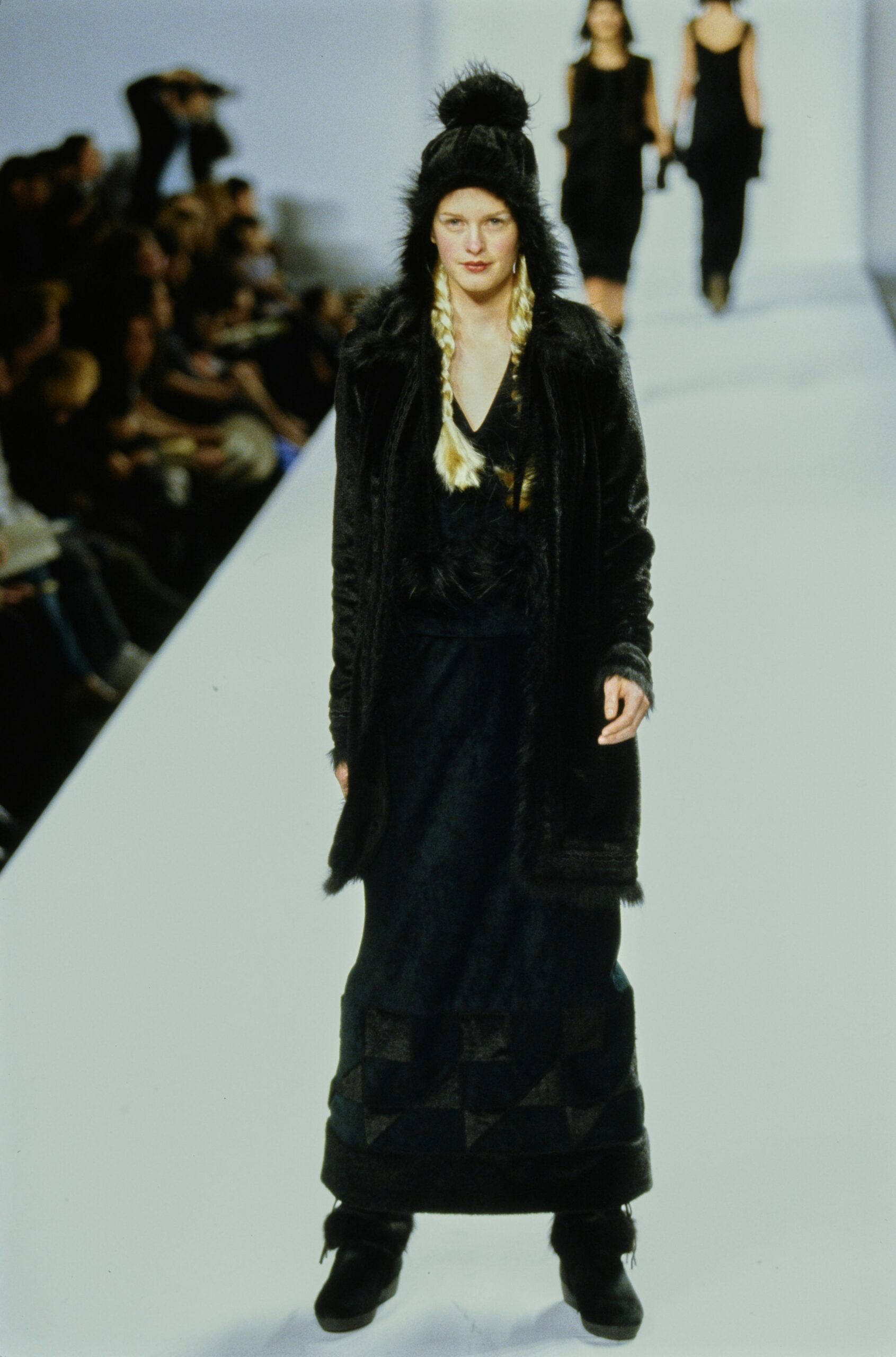 black fur long-sleeve collared relaxed layered coat