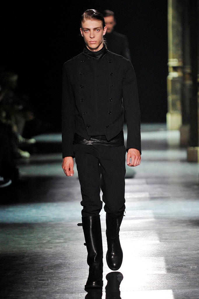 black cotton long-sleeve collared tailored buttoned jacket
