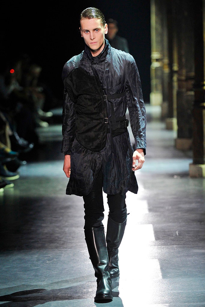 black cotton long-sleeve collared fitted zippered layered coat