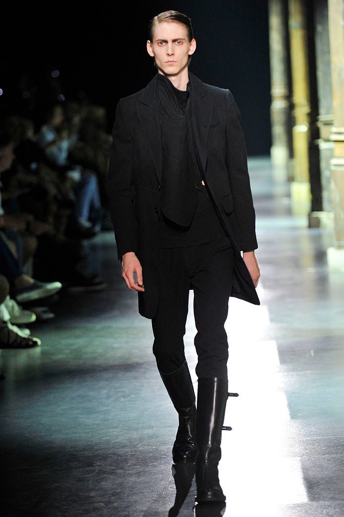 black wool long-sleeve collared fitted structured coat