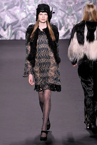 black lace long-sleeve v-neck fitted pleated embroidered dress