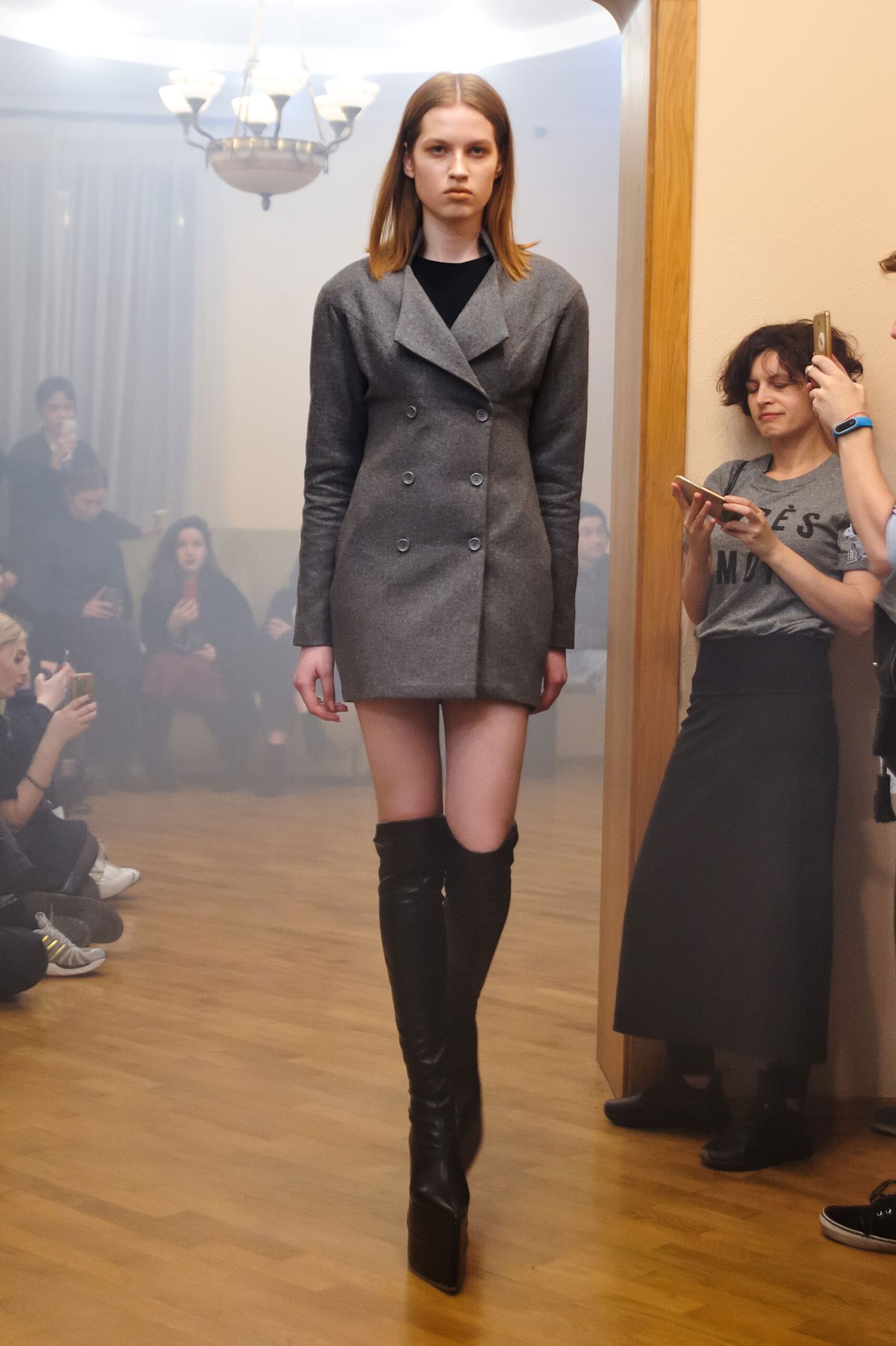 gray wool long-sleeve collared fitted structured blazer