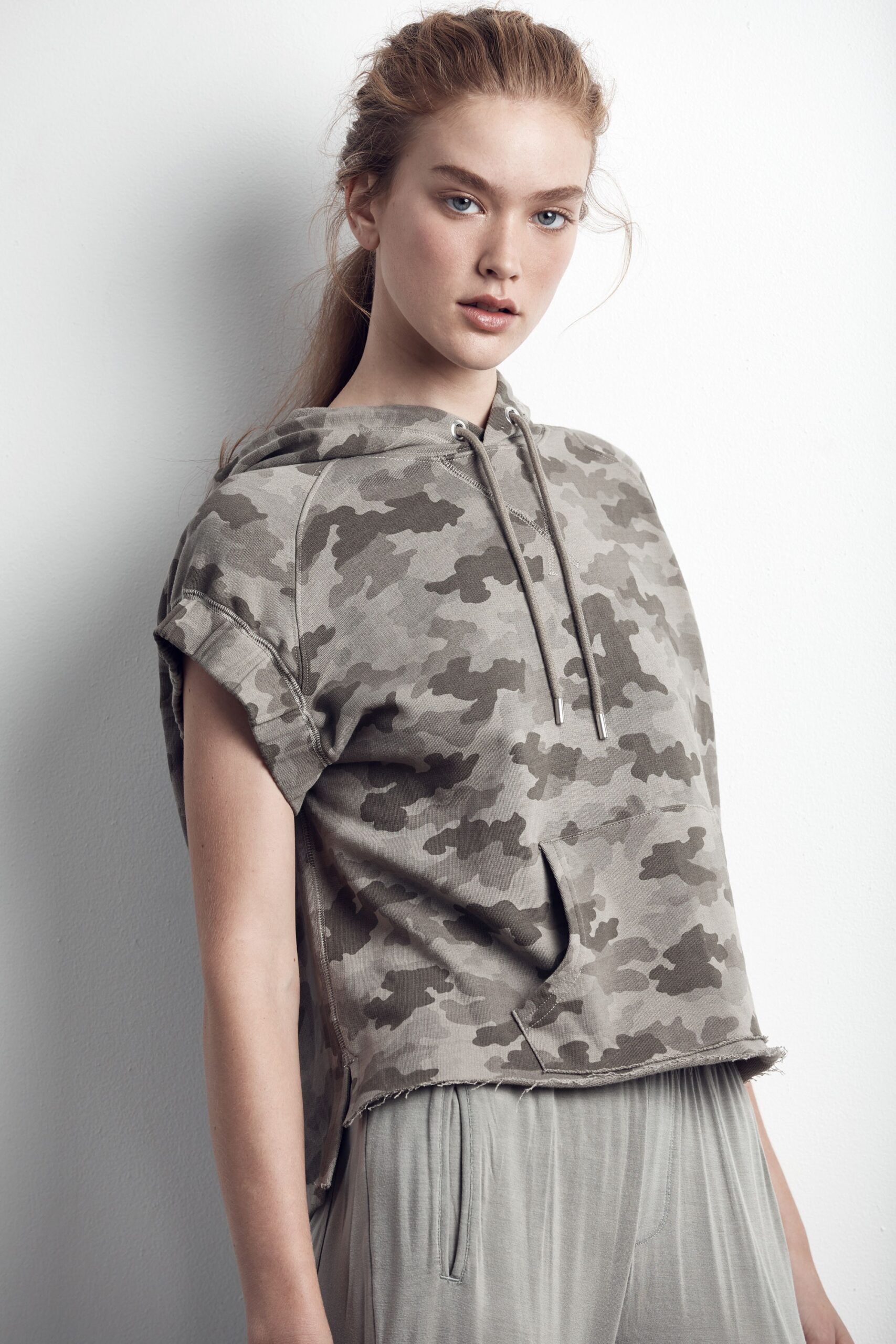 gray camouflage cropped hoodie and beige pants