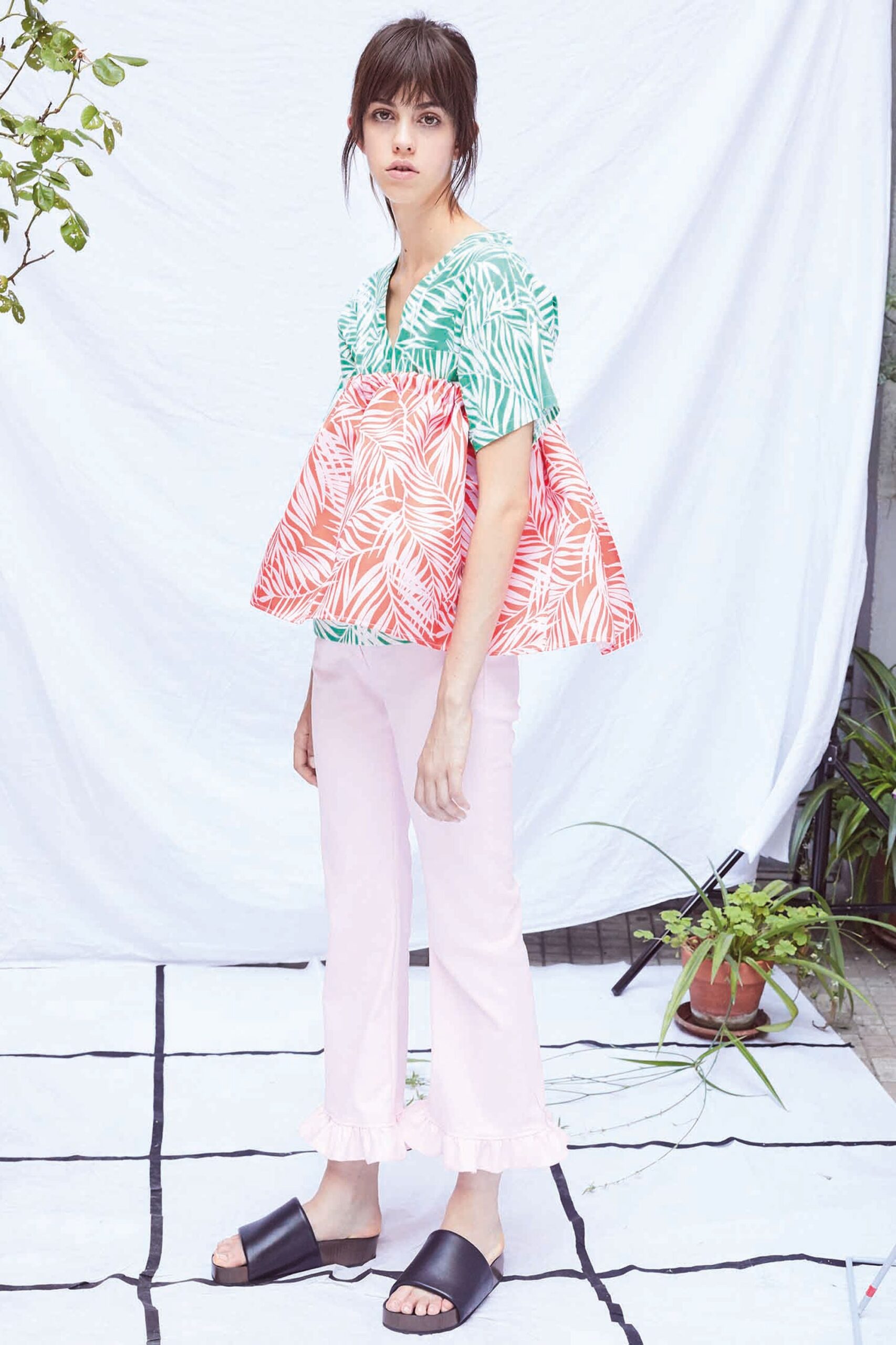 green cotton short-sleeve v-neck relaxed pleated printed top