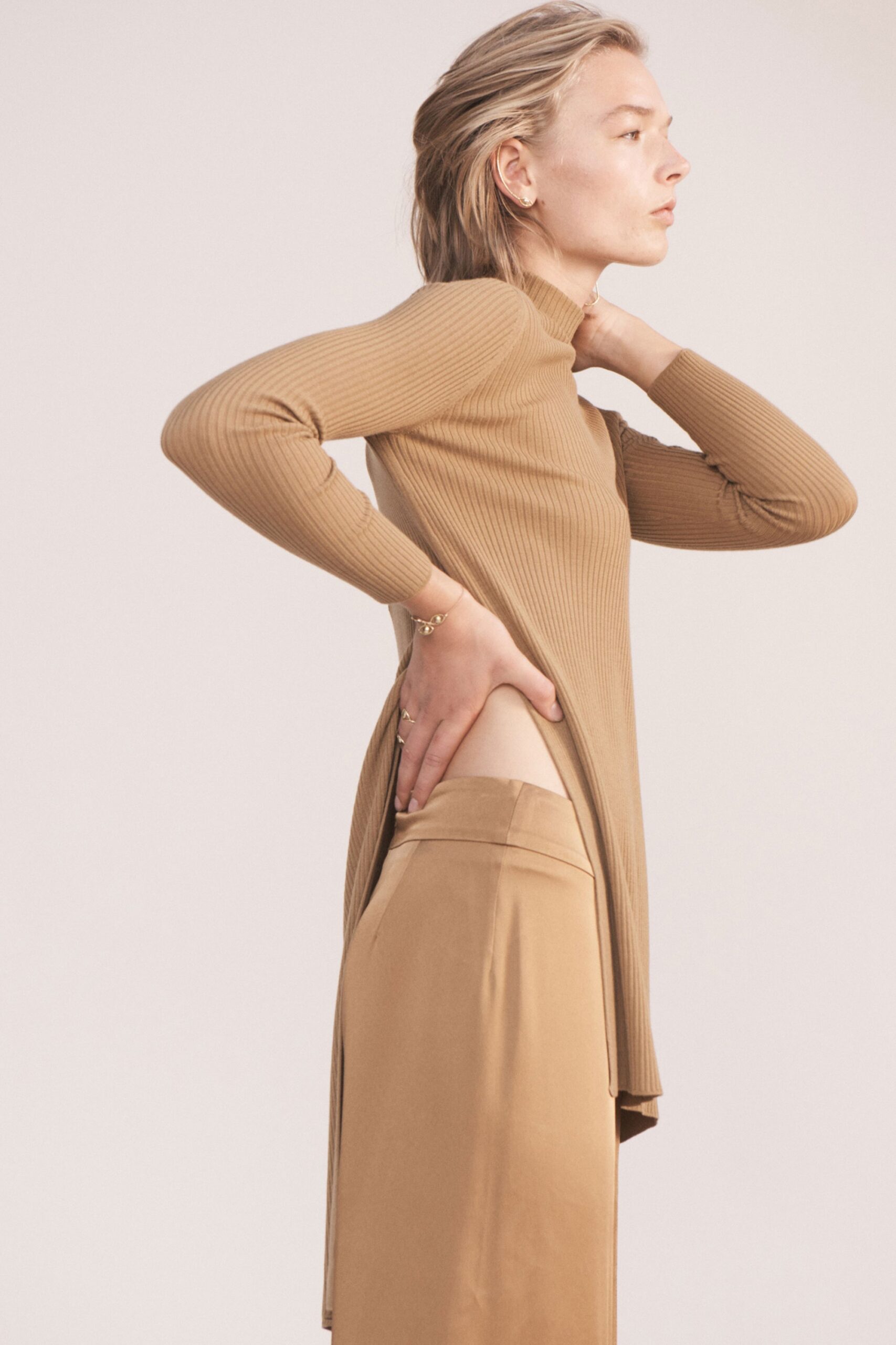 beige knit long-sleeve turtleneck fitted top