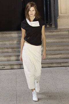 black fitted top white relaxed pants