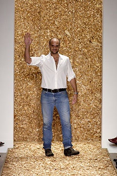 white shirt blue jeans black boots