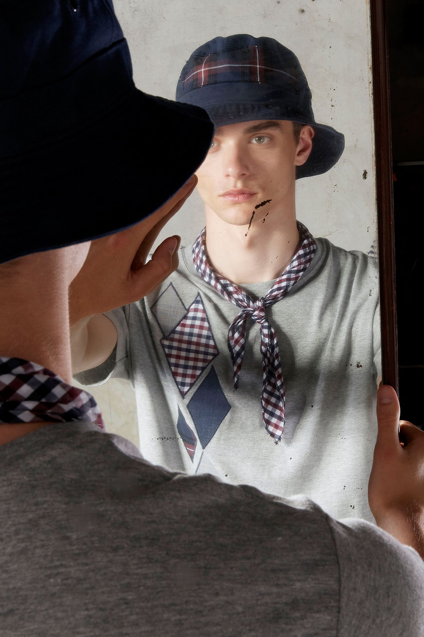 gray relaxed t-shirt with checked accessories