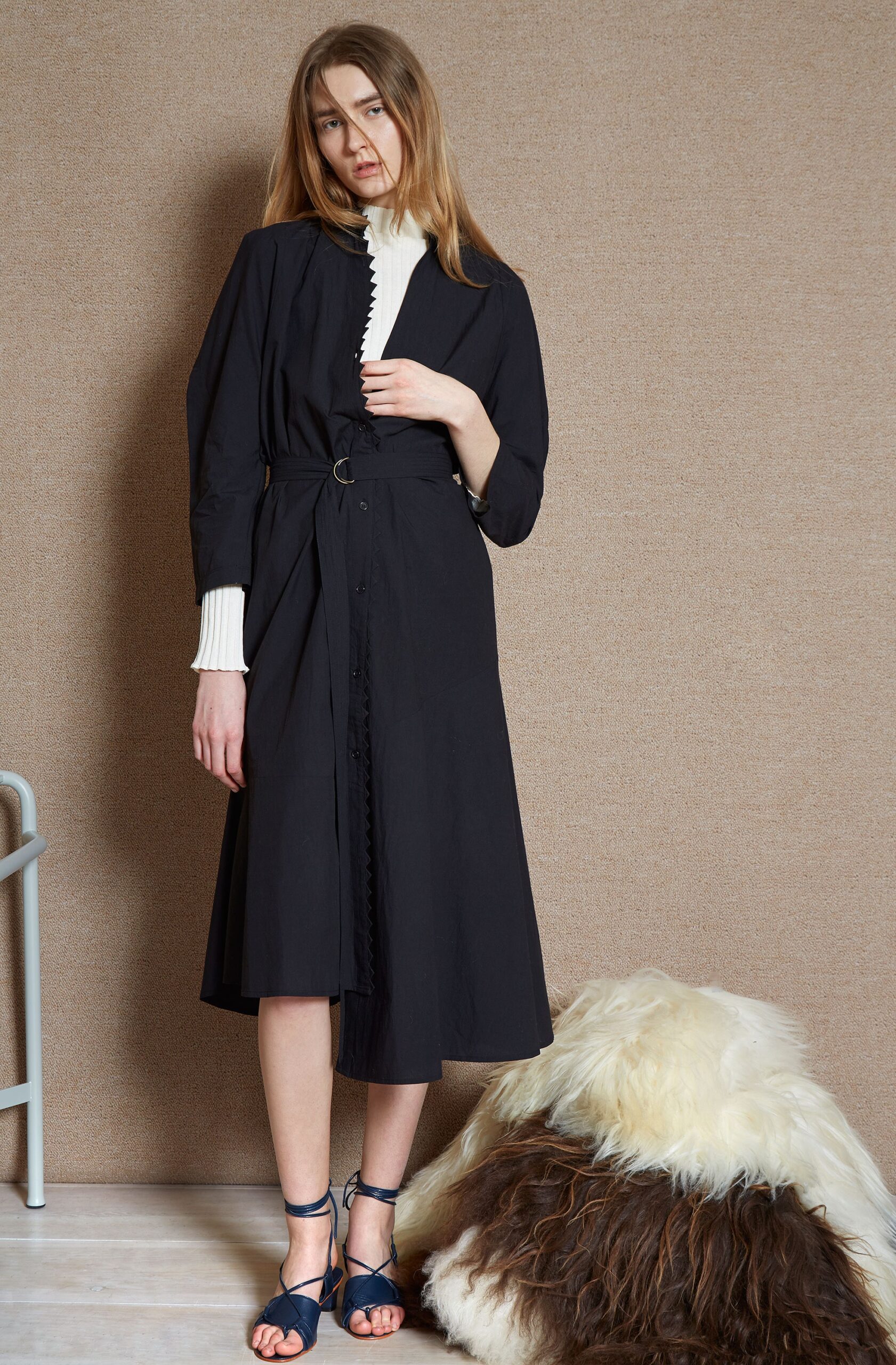 black fitted midi dress with blue shoes