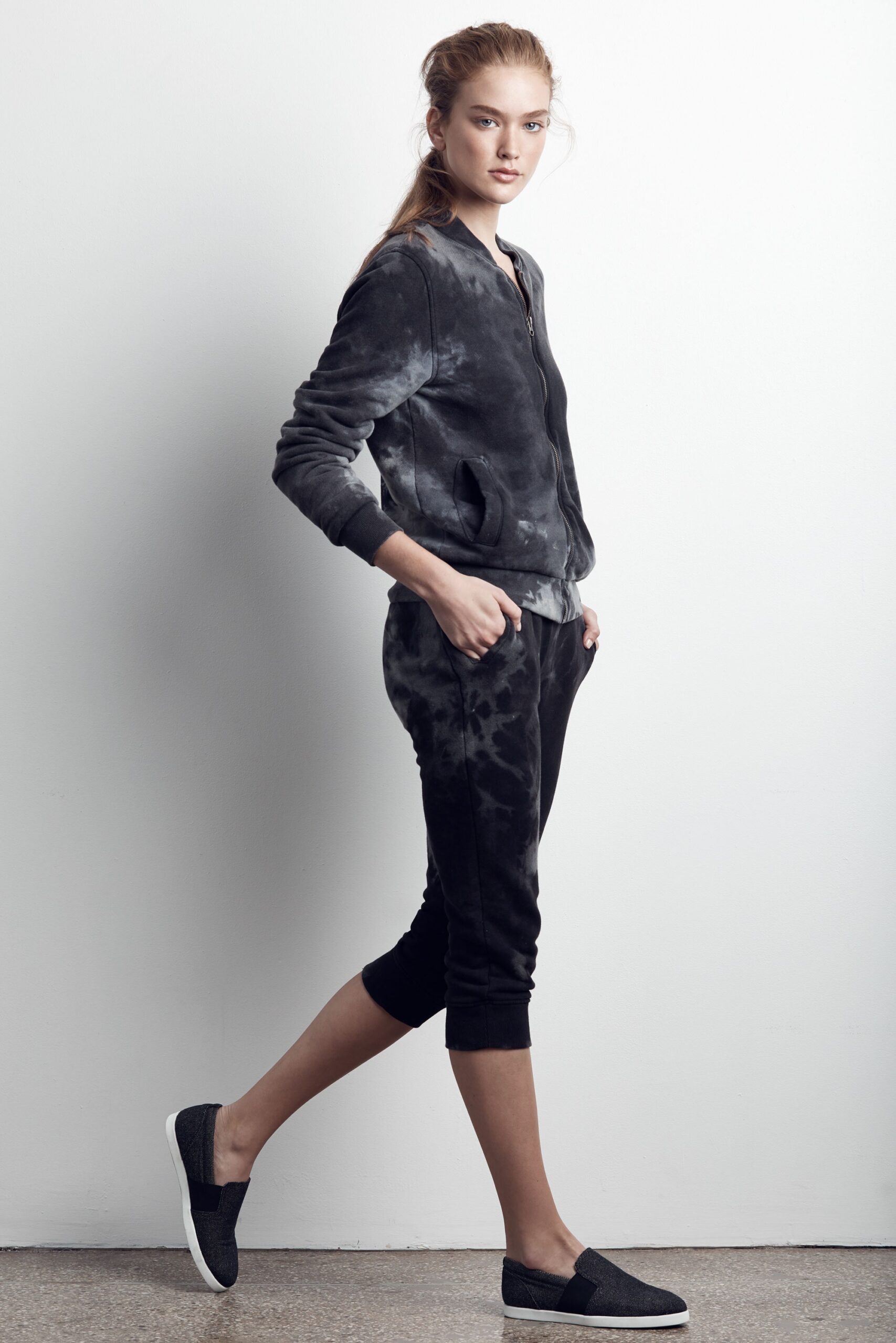 black gray fitted jacket and pants