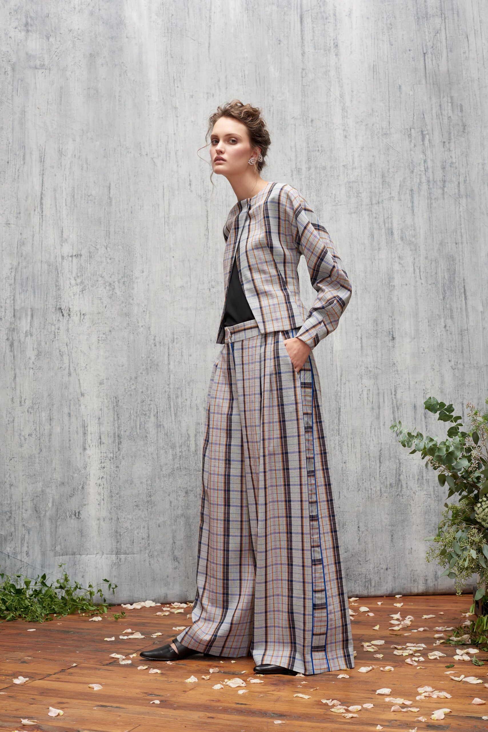 gray cotton long-sleeve collared fitted checked buttoned jacket