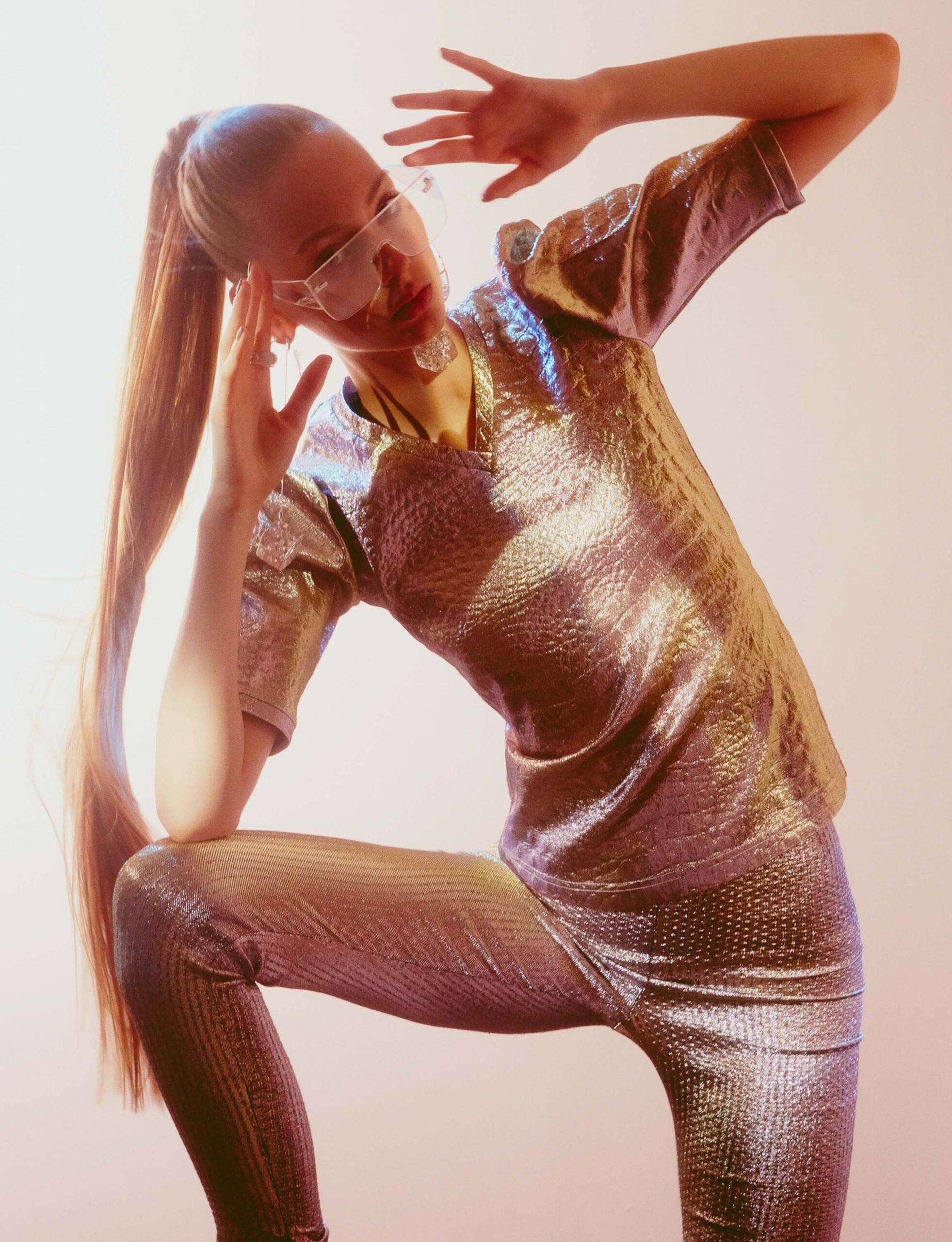 gray metallic short-sleeve v-neck fitted textured shiny top