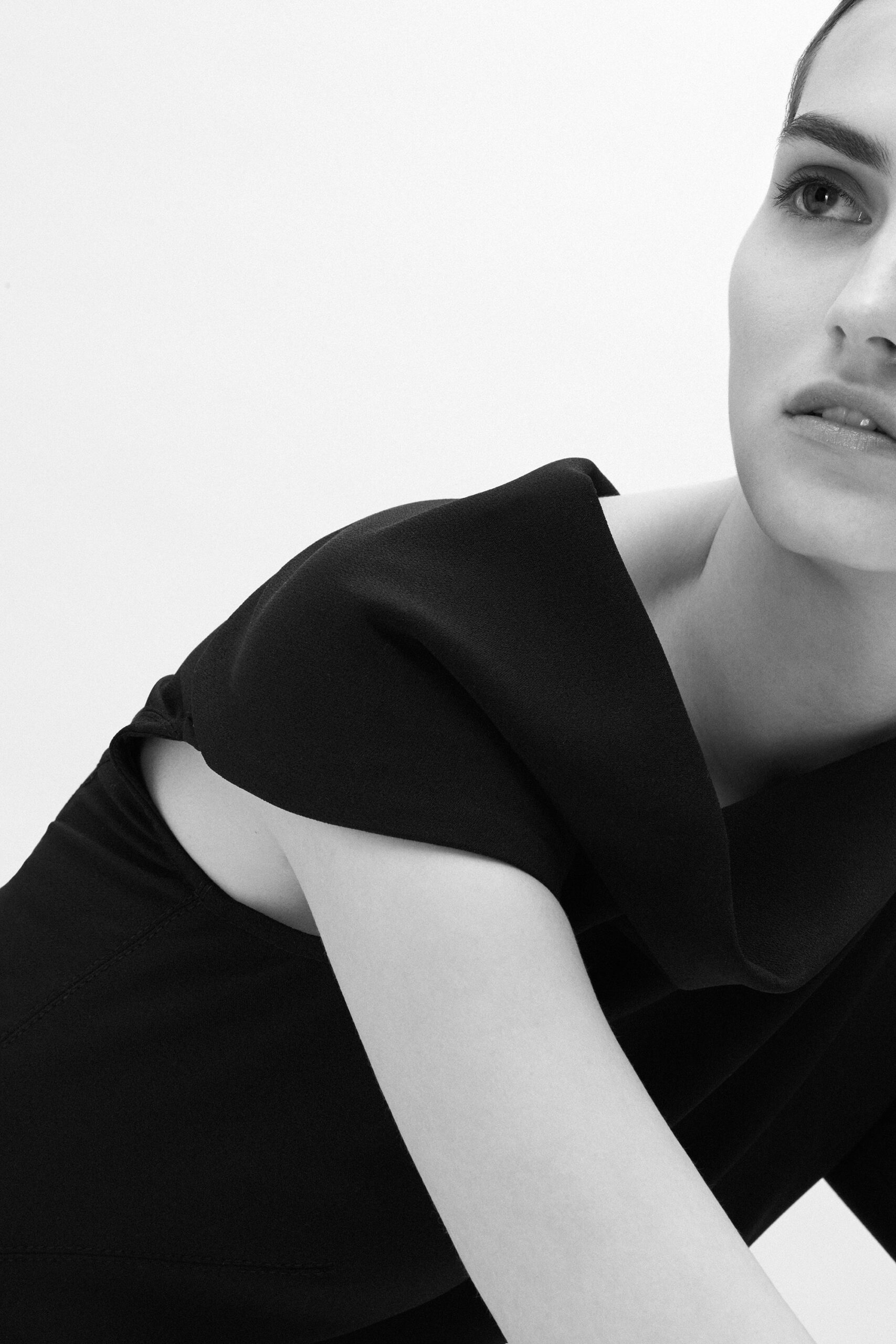 black fitted sleeveless dress
