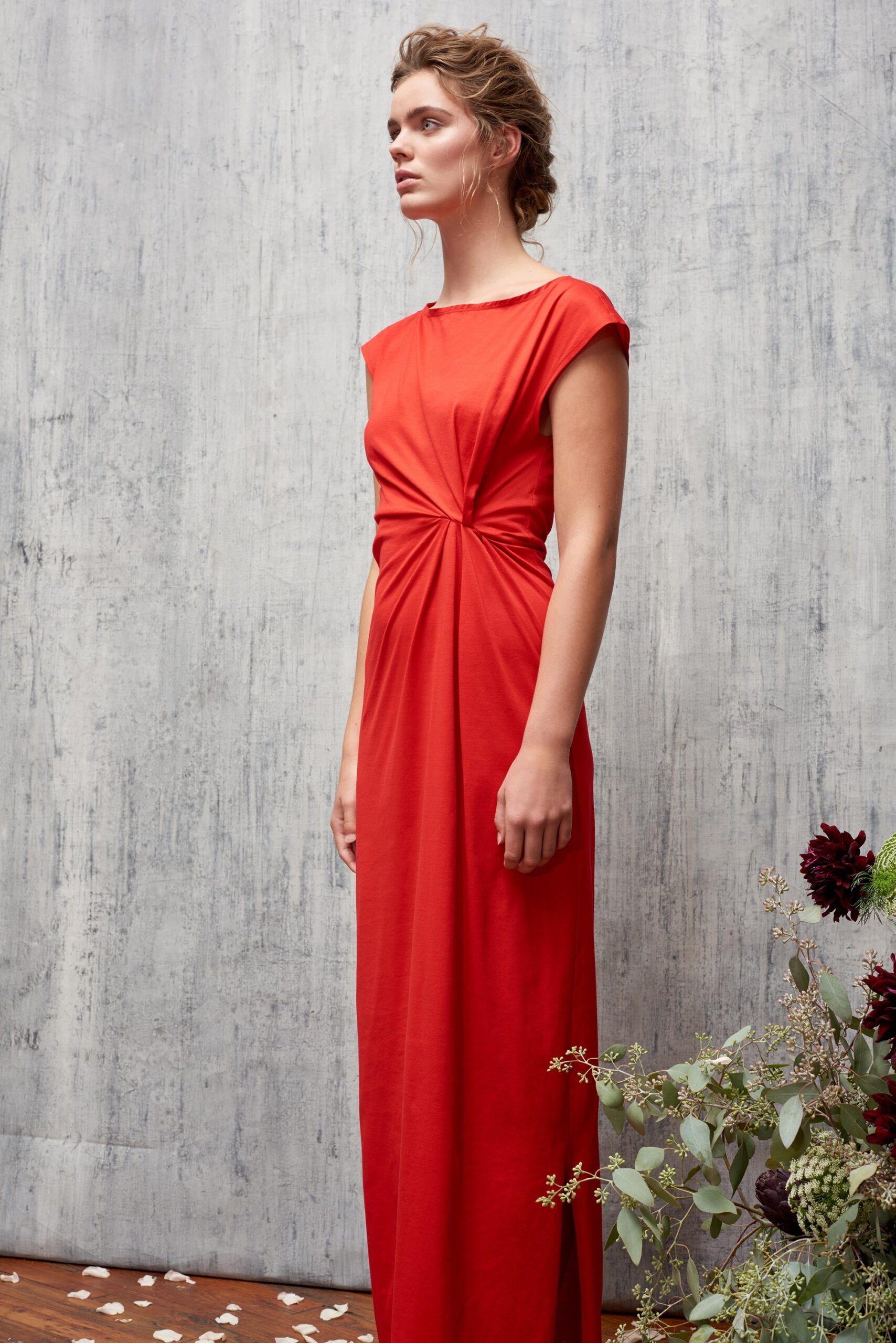 fitted red sleeveless dress