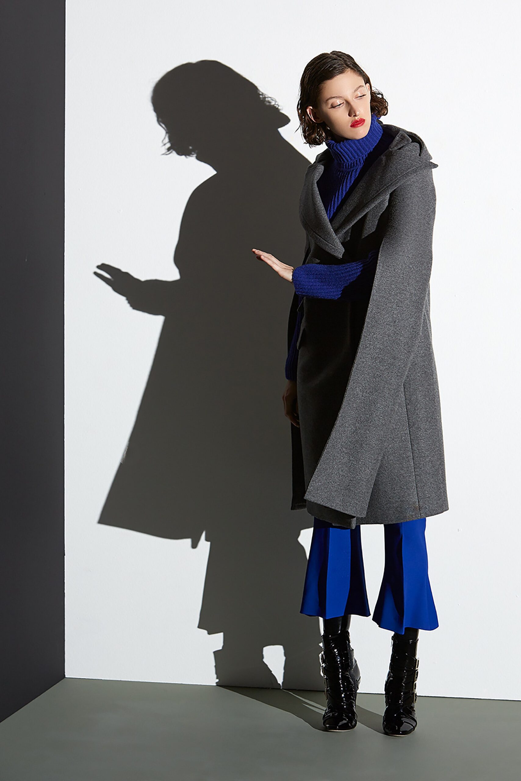 gray wool long-sleeve collared relaxed draped coat