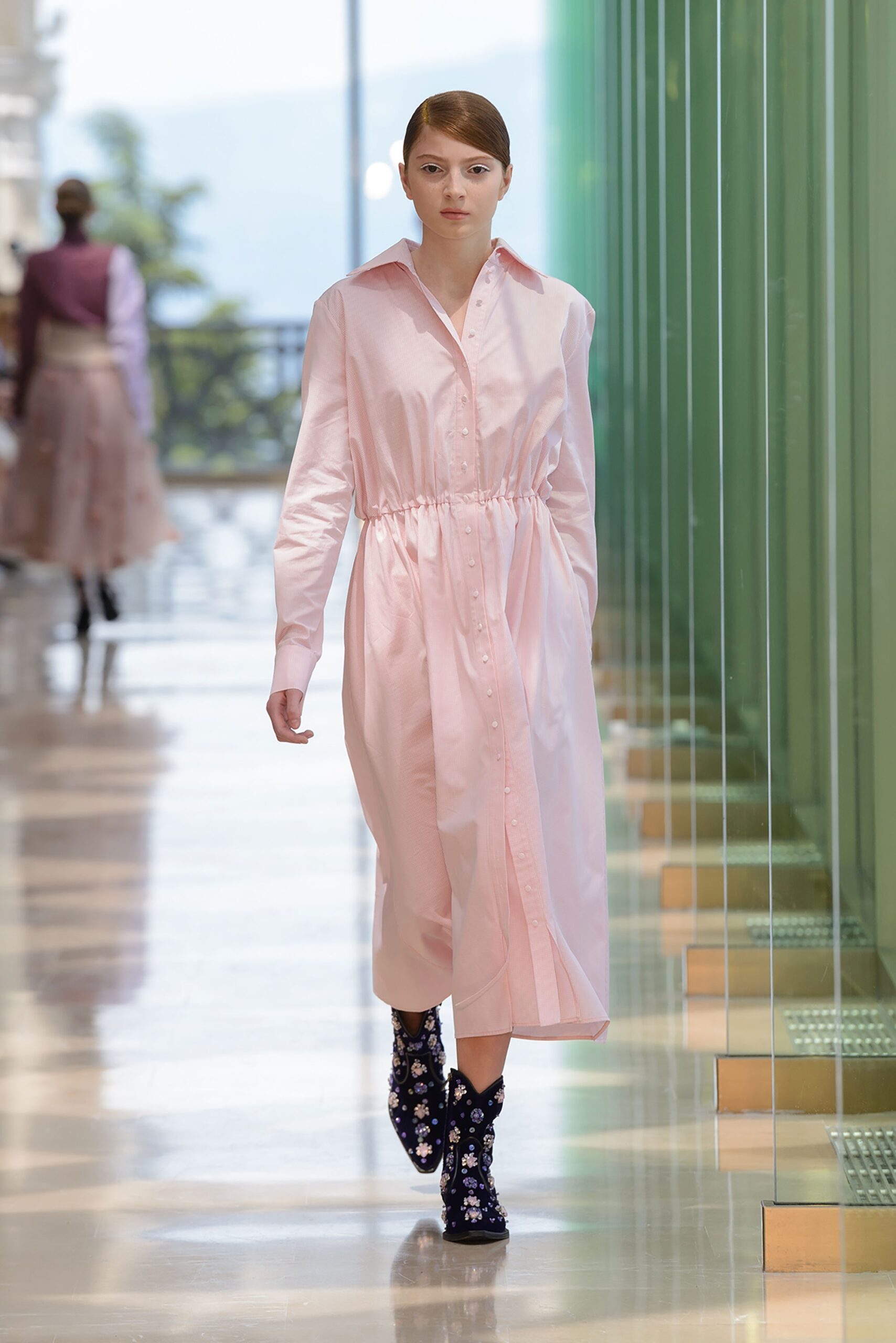 pink cotton shirt-dress with black boots