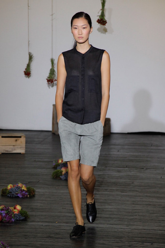 black sleeveless shirt with gray shorts