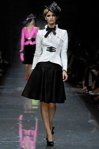 white cotton long-sleeve collared fitted buttoned pleated blazer