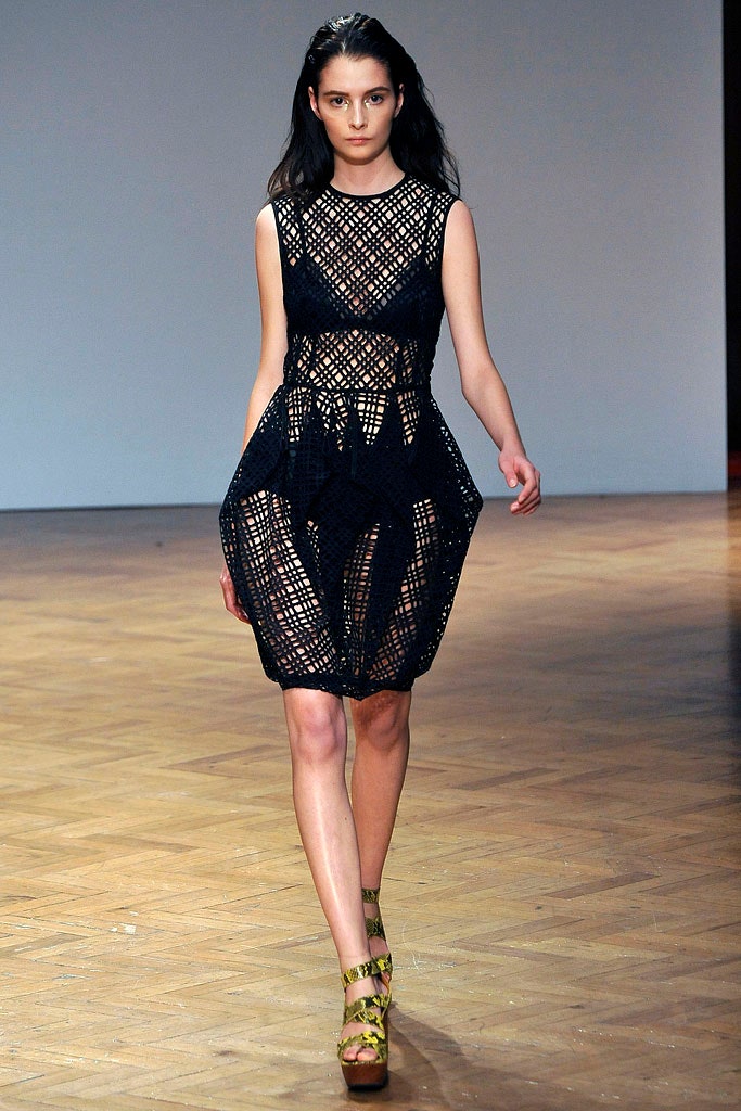 black lace sleeveless dress