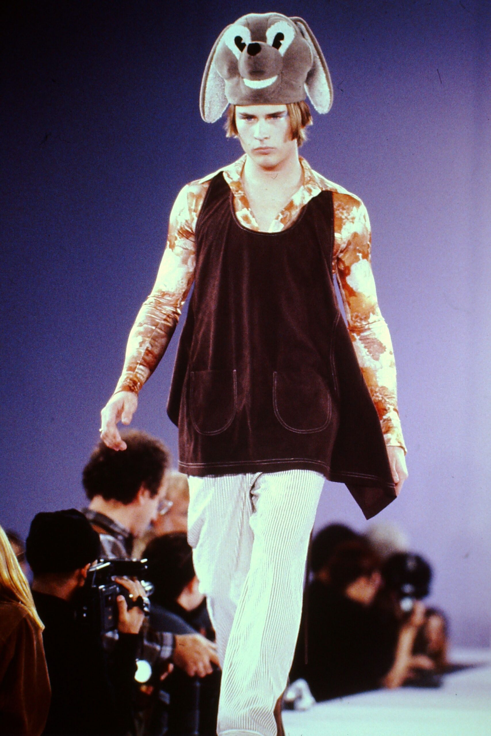 printed long-sleeve top with velvet vest