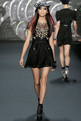 black fitted sleeveless dress