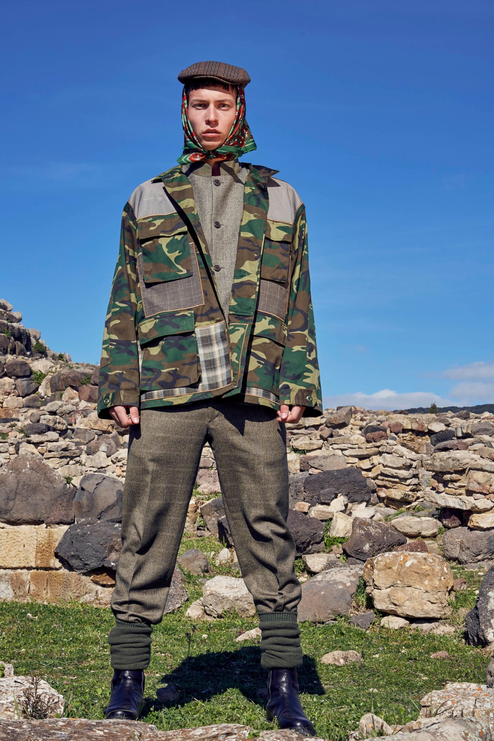 green cotton long-sleeve collared relaxed camouflage buttoned jacket