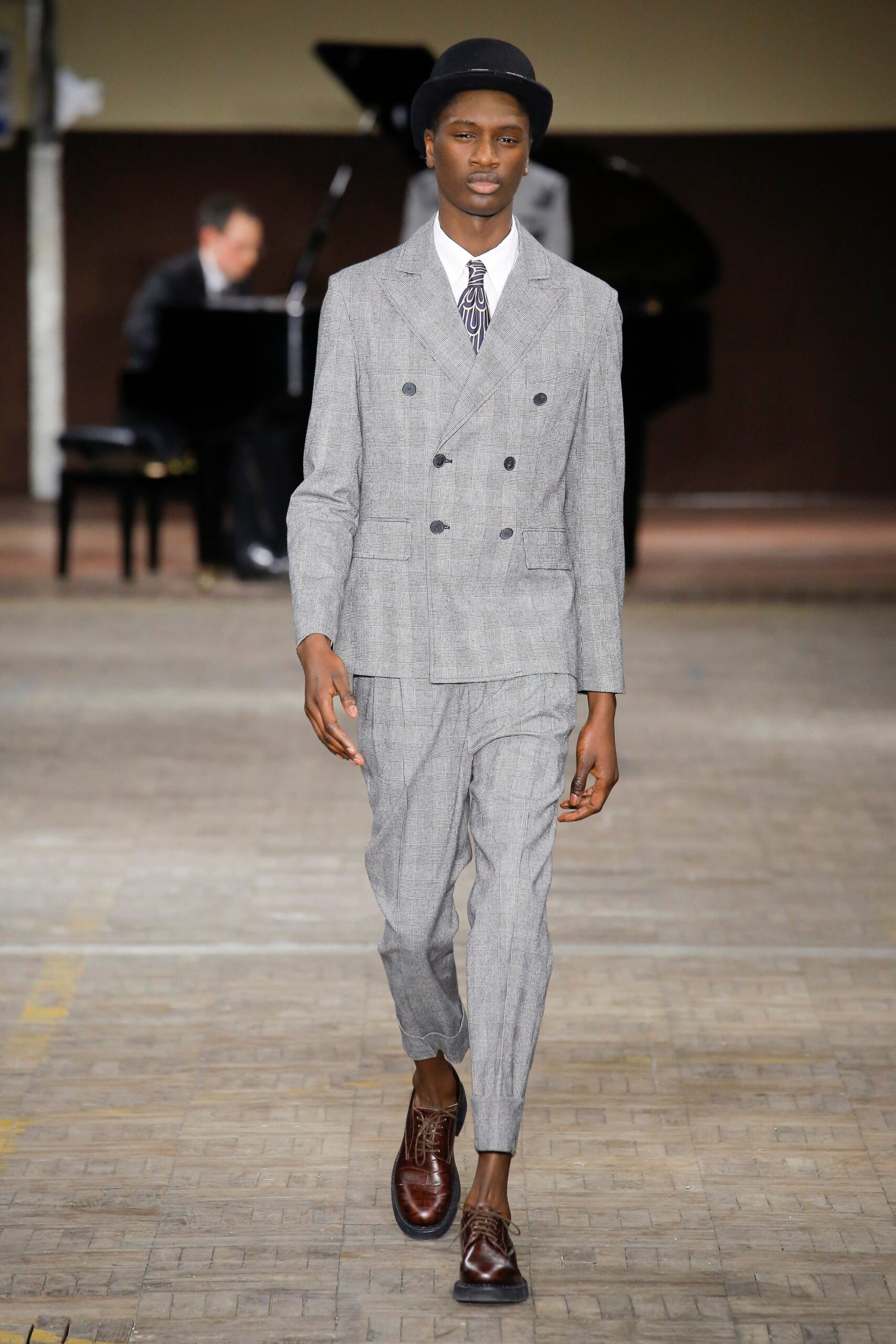 gray wool long-sleeve collared tailored buttoned straight-leg suit