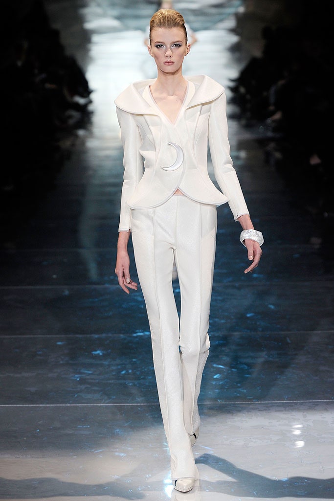 white silk long-sleeve collared tailored buttoned suit
