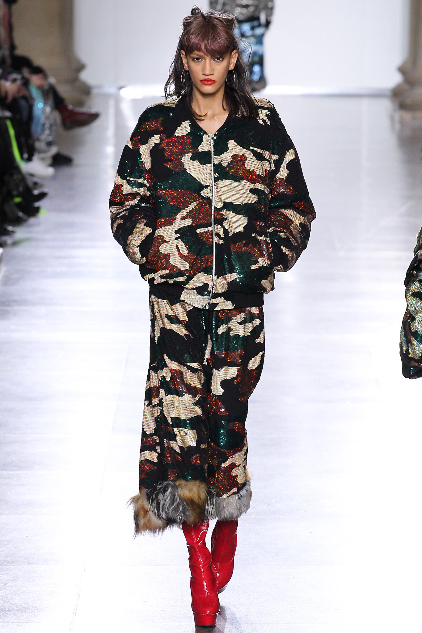 multi faux-fur long-sleeve collared relaxed camouflage zippered jacket