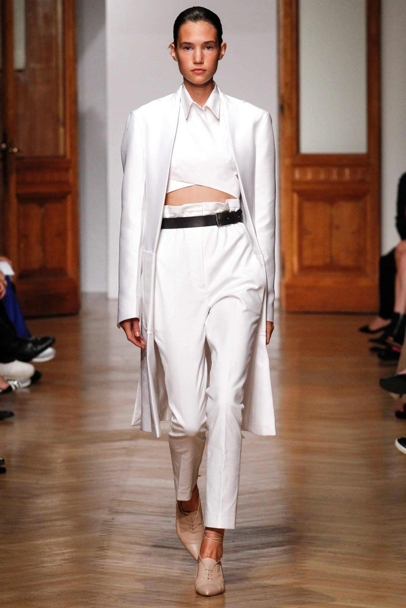 white cotton long-sleeve collared fitted cropped shirt