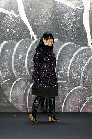 oversized black coat with boots