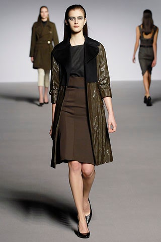 black leather long-sleeve collared fitted zippered coat