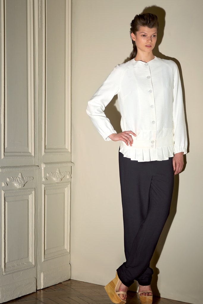 white cotton long-sleeve collared fitted pleated blouse