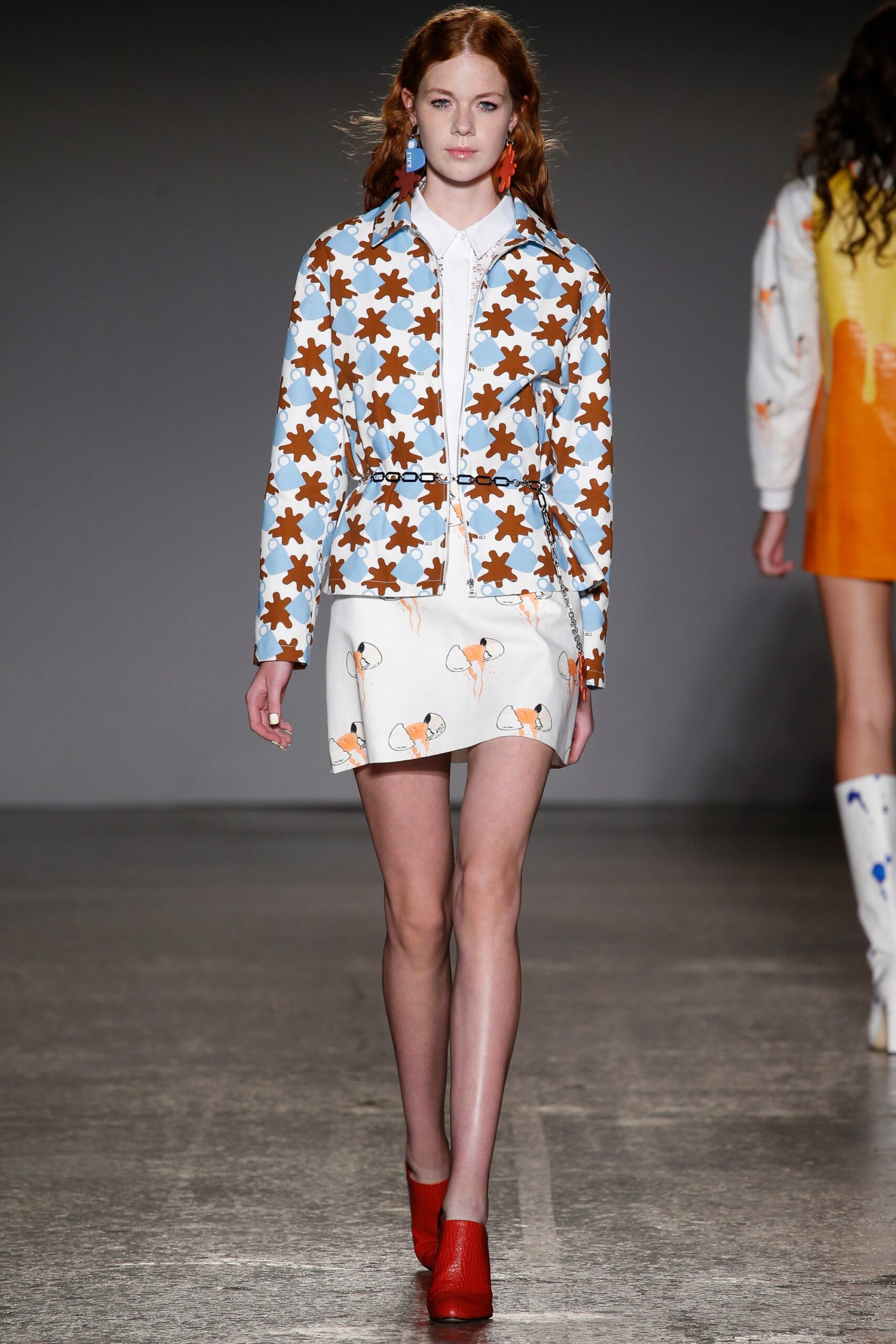 white fitted printed mini skirt