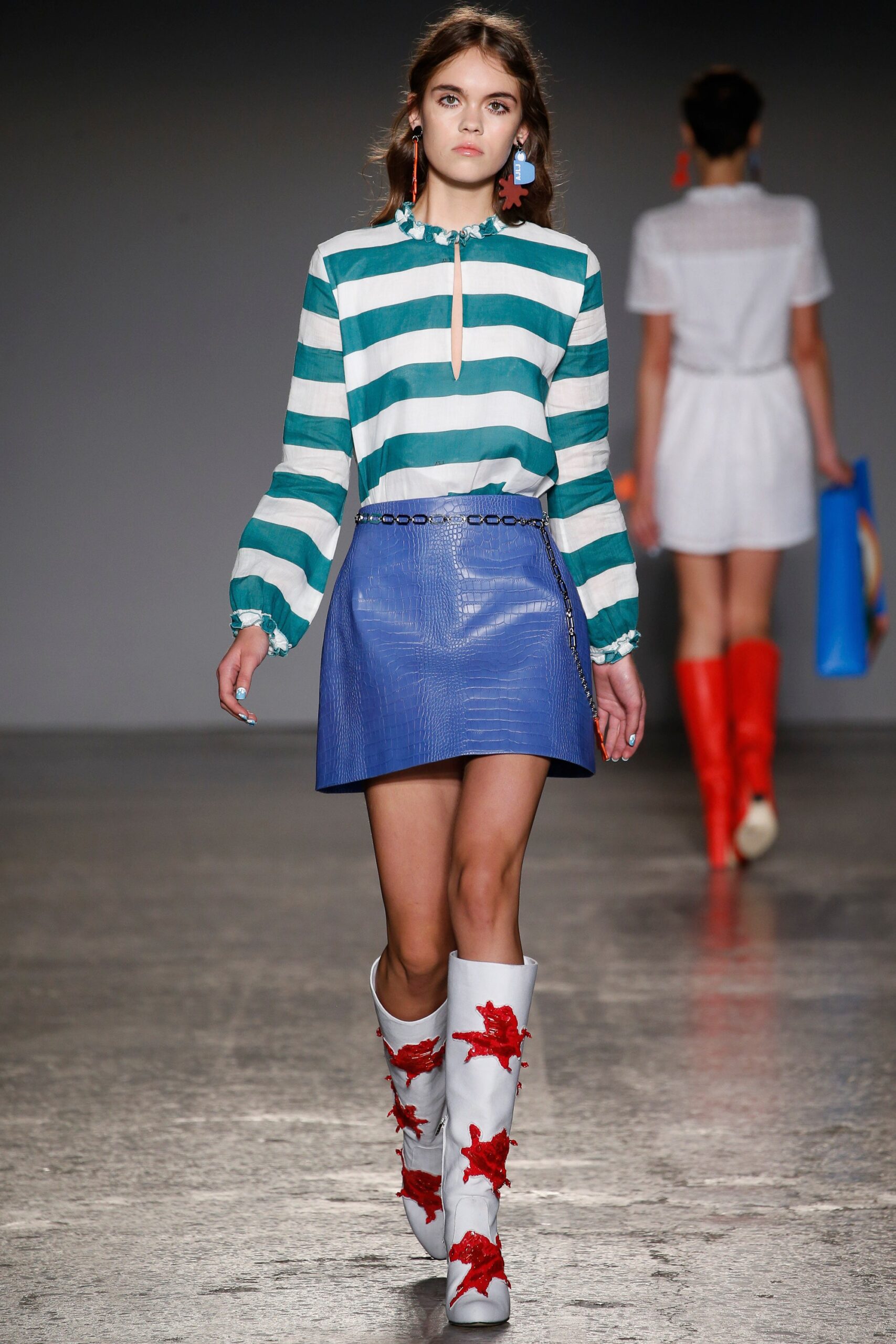 green long-sleeve collared fitted striped shirt