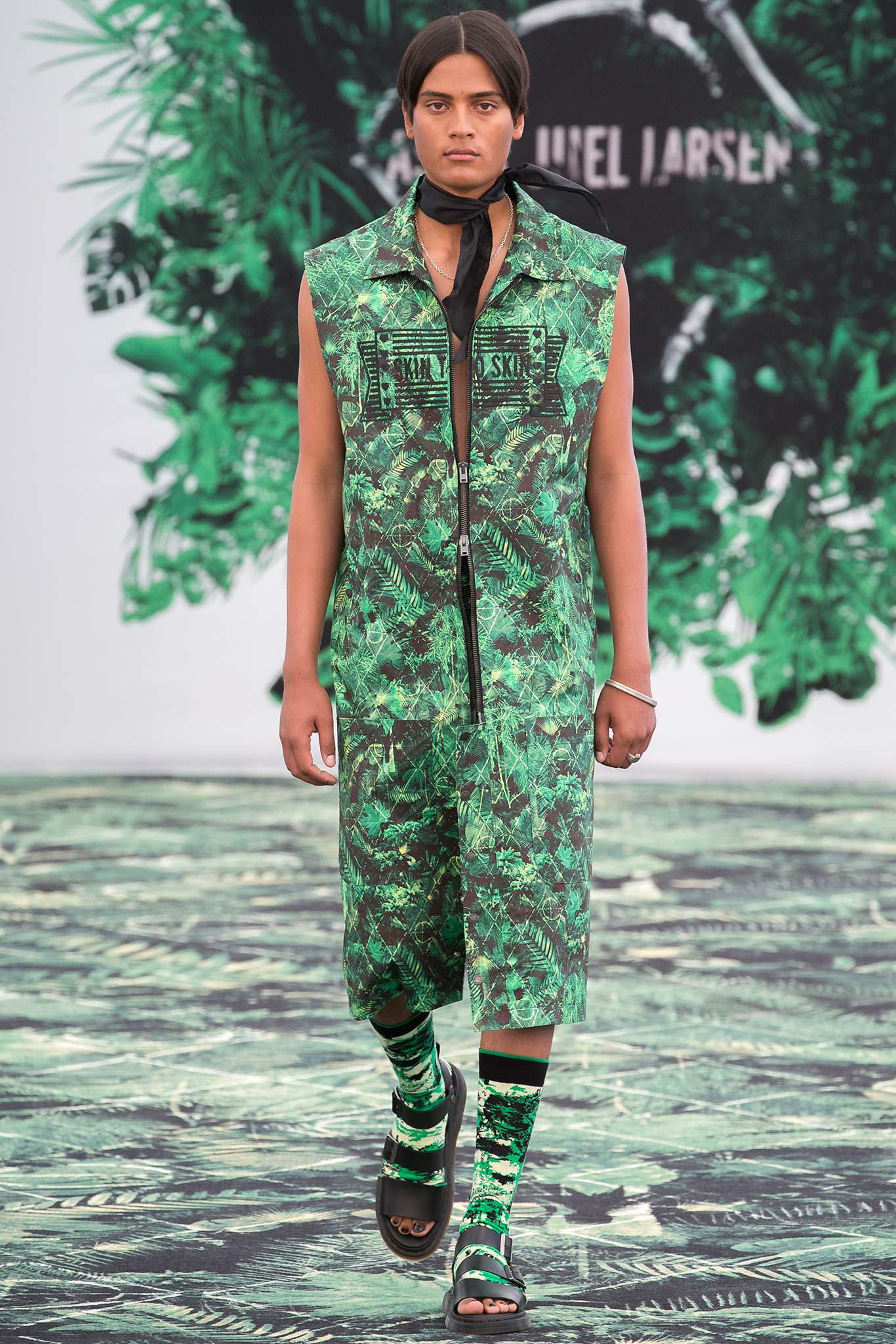 green cotton sleeveless collared relaxed zippered printed dress