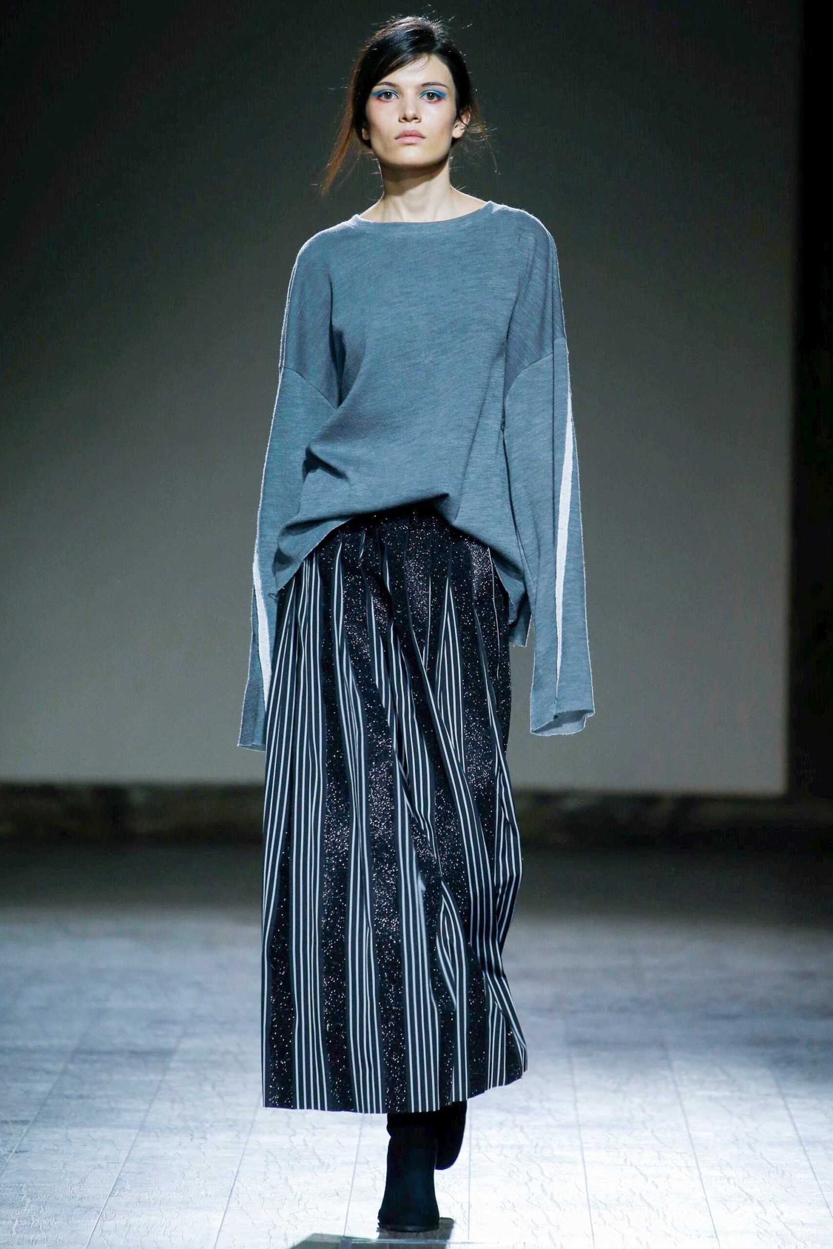gray cotton long-sleeve collared oversized top