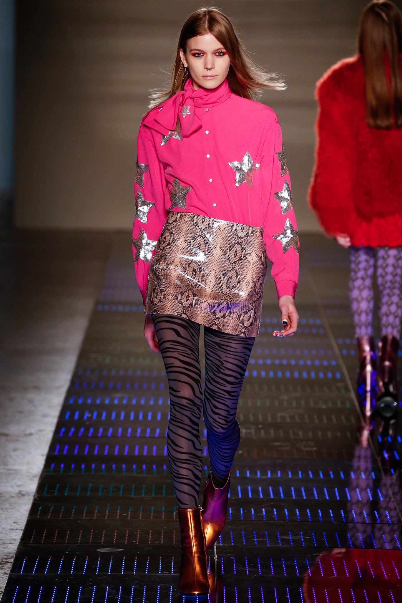 black fitted animal-print leggings