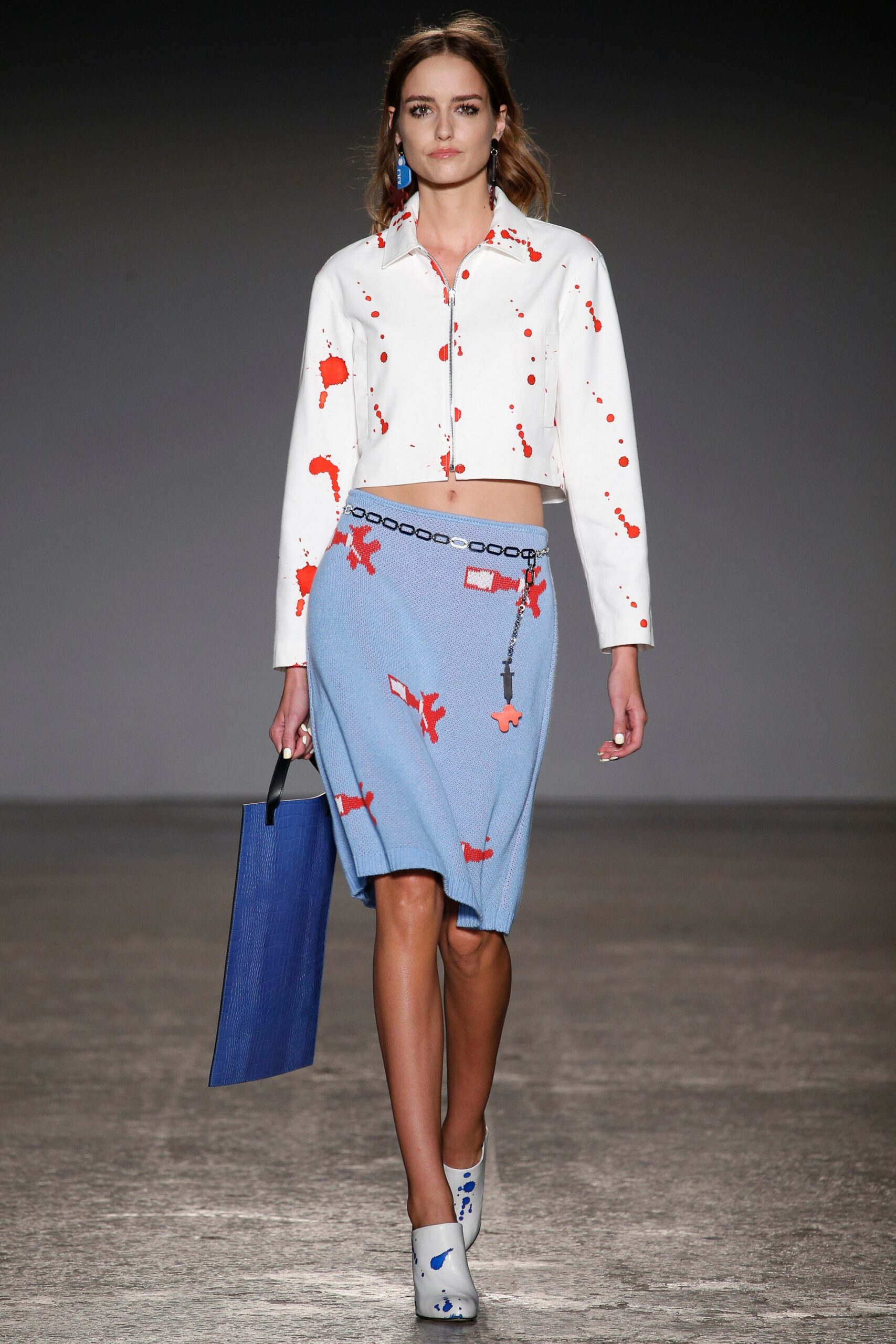 white long-sleeve collared fitted printed cropped shirt