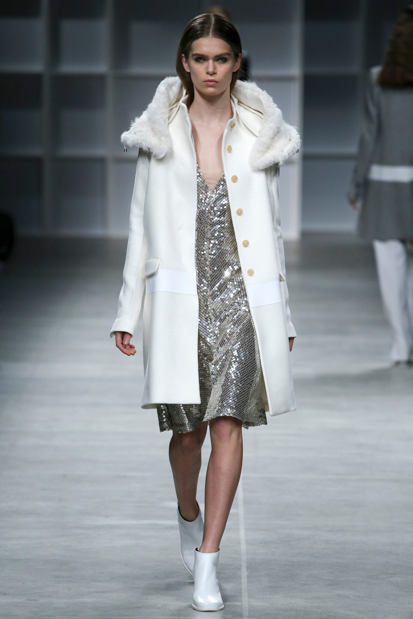 white wool long-sleeve collared fitted buttoned coat