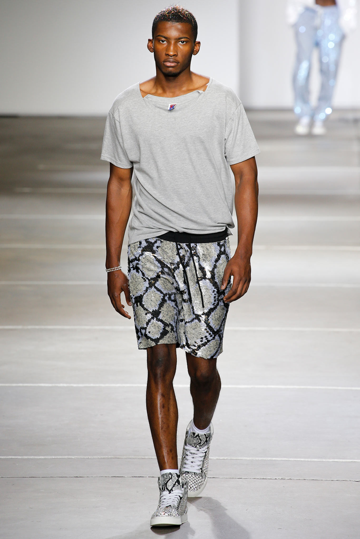 gray cotton short-sleeve collared relaxed t-shirt