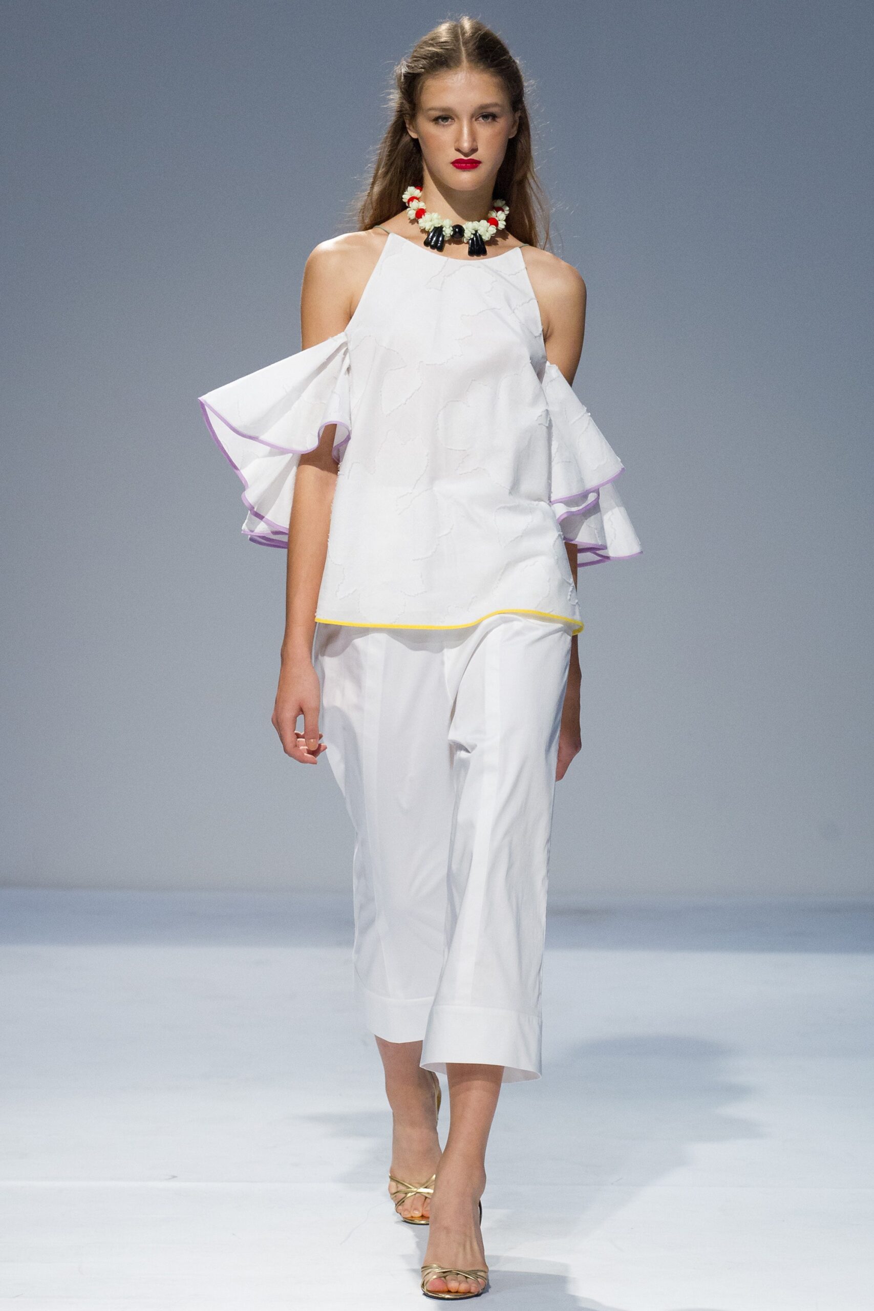 white cotton relaxed cropped pants