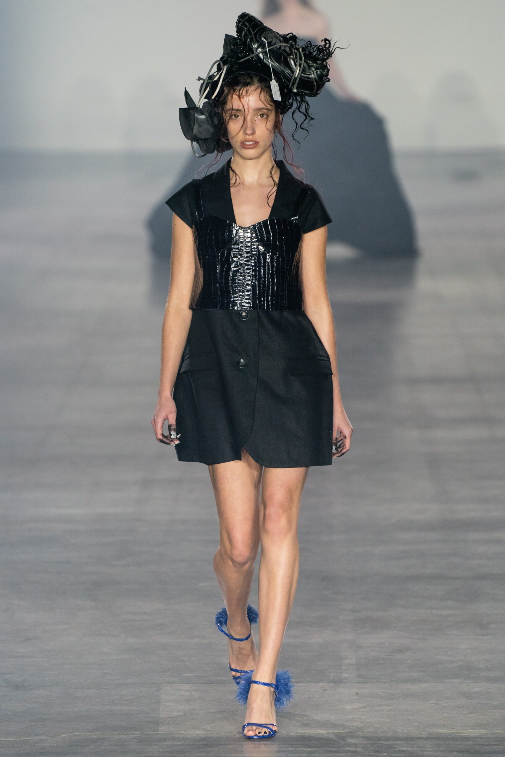black silk short-sleeve v-neck fitted pleated zippered dress