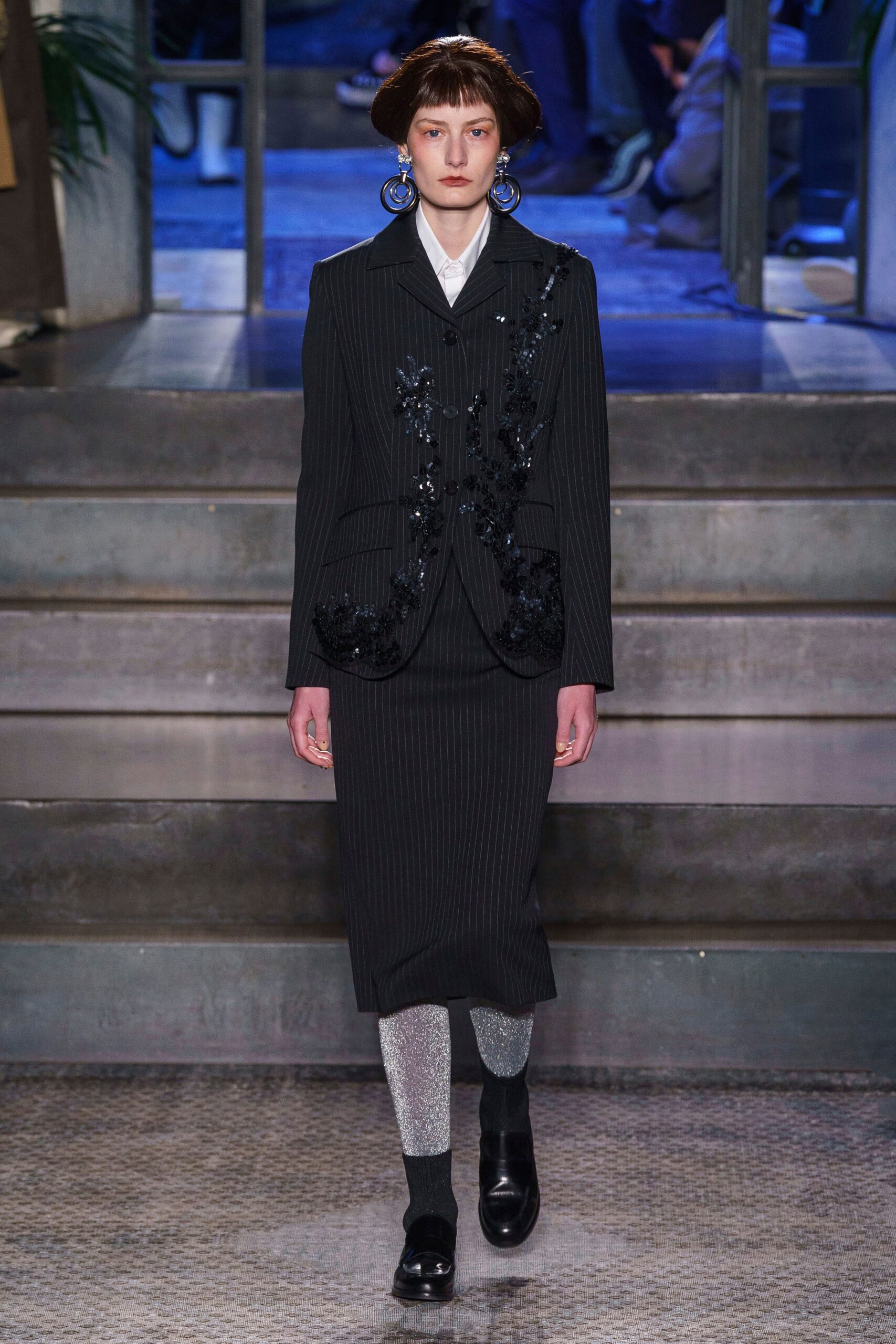 black wool long-sleeve collared fitted buttoned embroidered suit