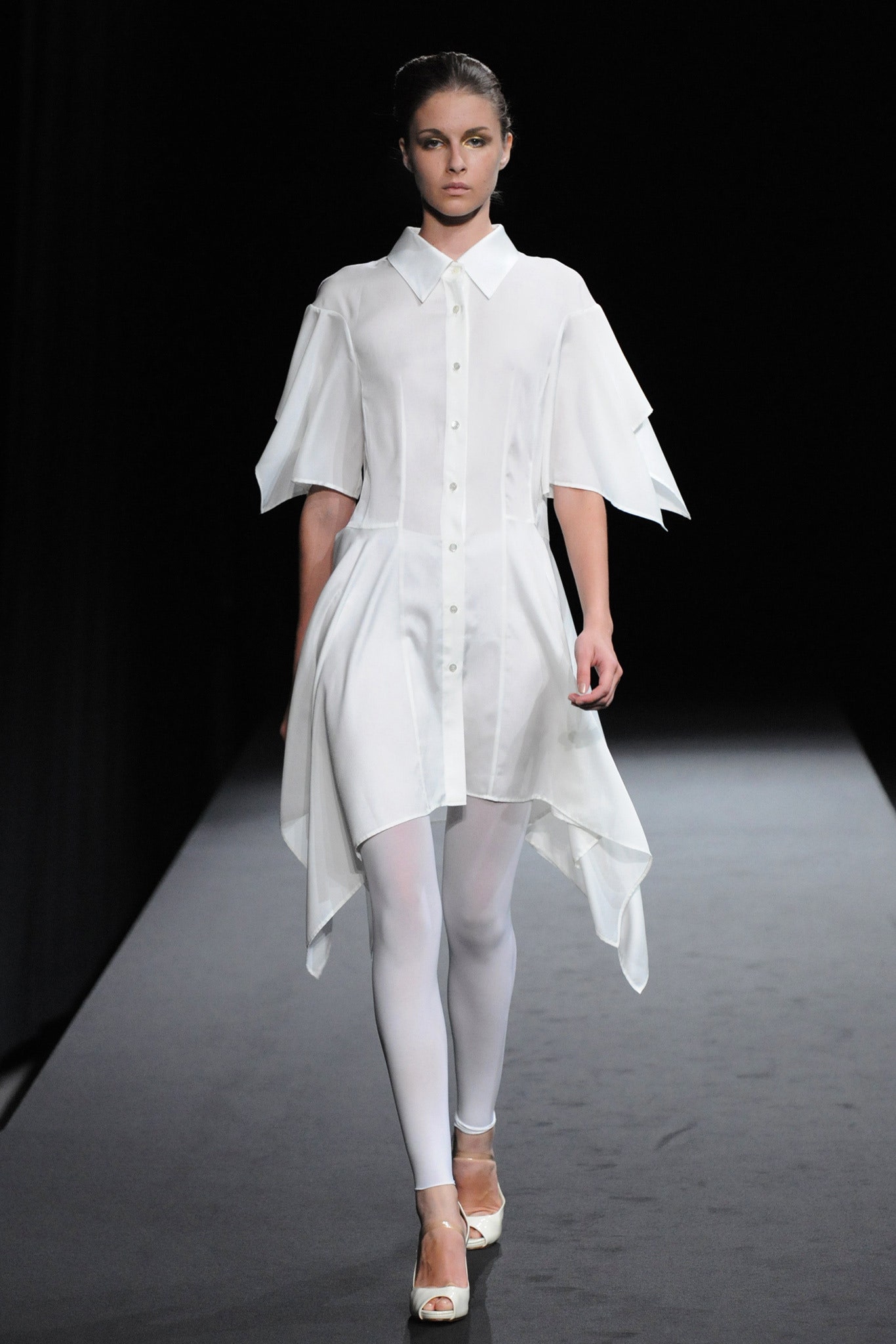 white asymmetric shirt-dress with leggings