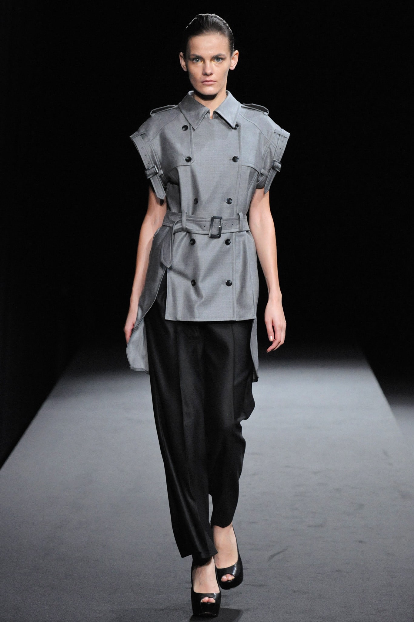 gray cotton short-sleeve collared fitted buttoned jacket