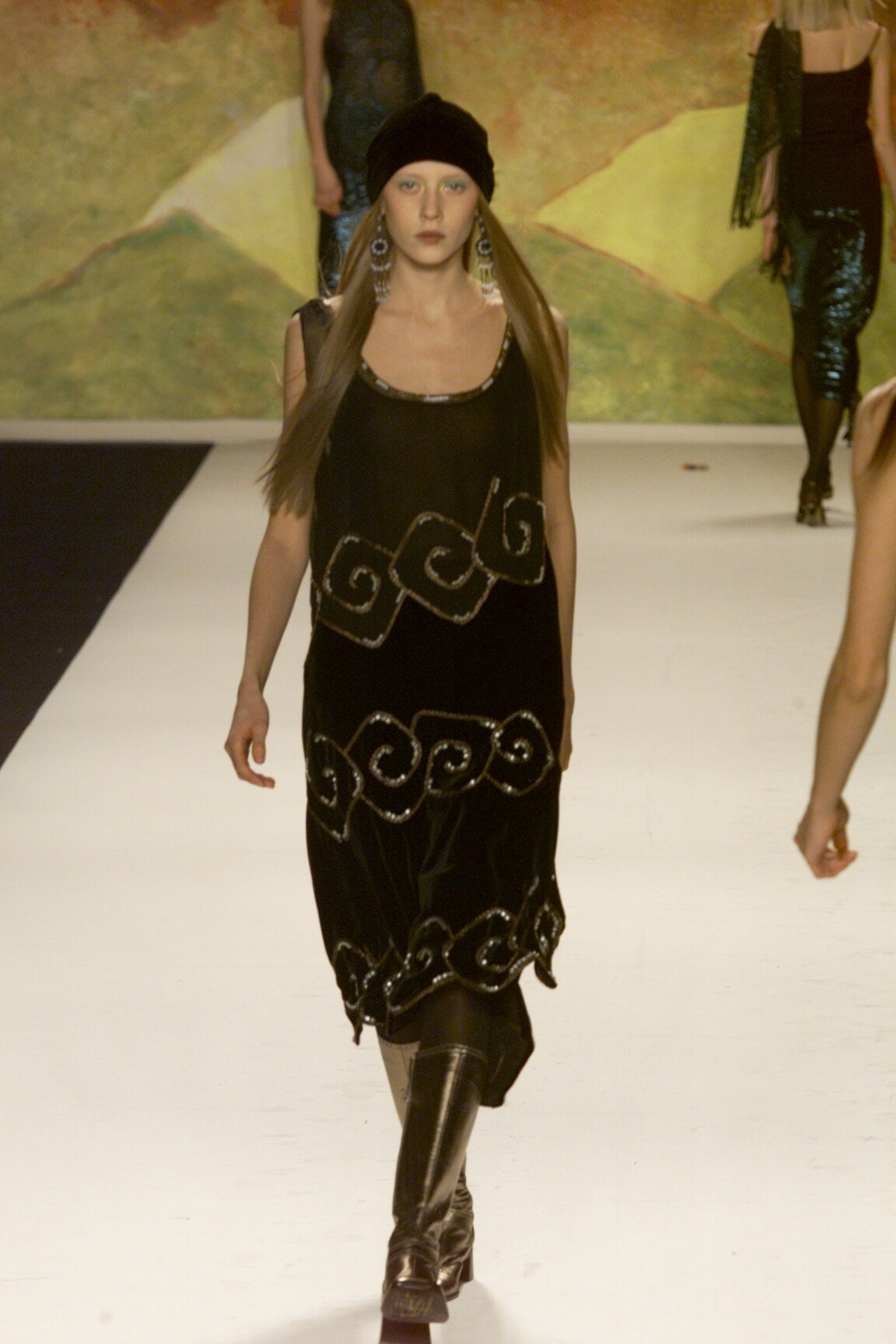 black velvet sleeveless dress