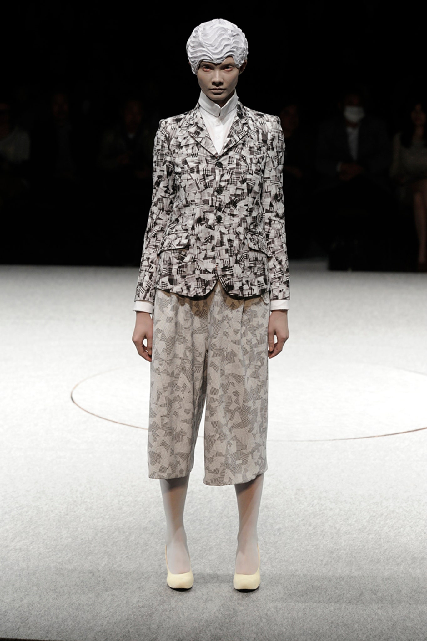 white cotton long-sleeve collared tailored printed blazer