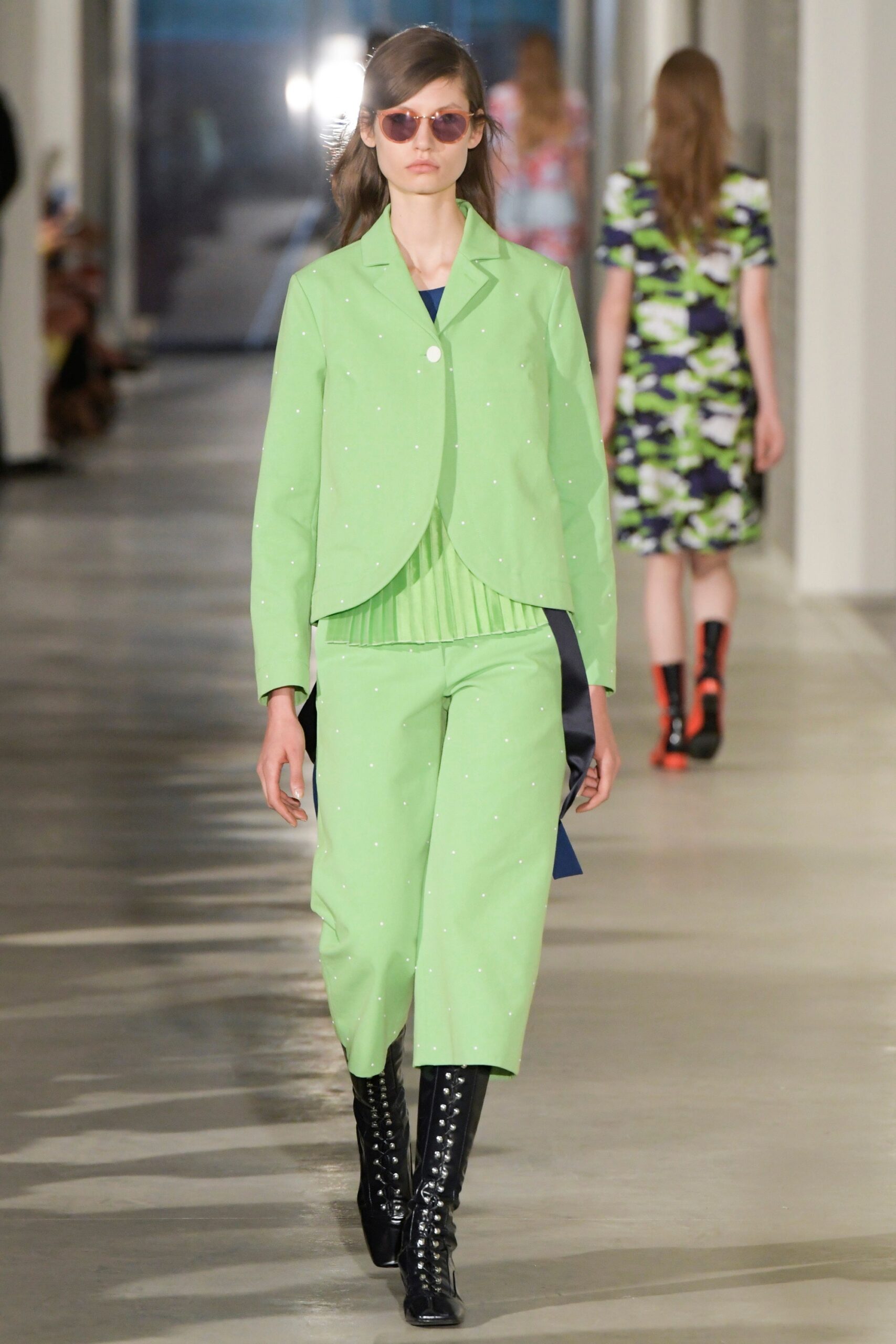 green cotton long-sleeve collared fitted buttoned jacket